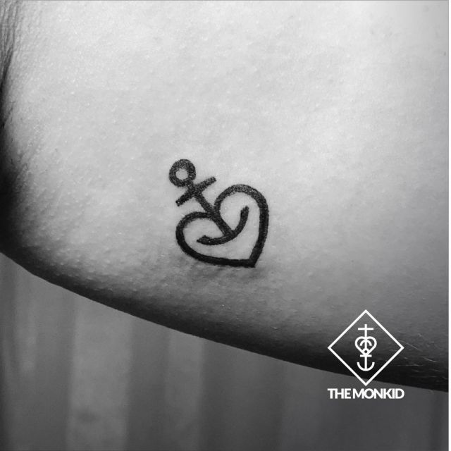 ... was dagegen? #astra ⁠
⁠
⁠
⁠
⁠
#themonkid #themonkidtattoo #tattooartist  #tattooist #tätowierer  #tatuador #tattoo #tattoos  #tatuagem #tatuagens #ttt #tattooart  #bodyart #inked #tinta #linework #boldlines #blackwork  #fineline #tinytattoo #minitattoos  #minimaltattoos  #porto #cedofeita #portotattoo #tattooporto  #tattoolove  #manikskincare #herbalttattooaftercare
