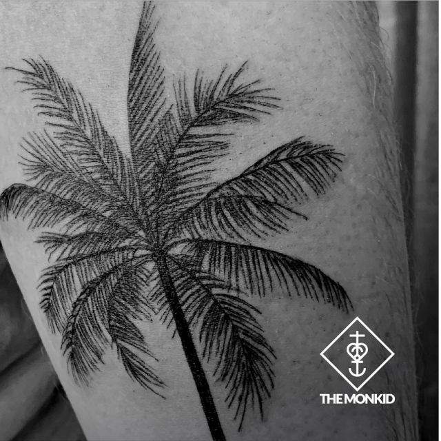 fineline palm tattoo from a while ago... ⁠
⁠
⁠
⁠
#themonkid #tattooartist  #tattooist #tätowierer  #tatuador #tattoo #tätowierung #tätowierungen #tatuagem #tatuagens #tattooart  #bodyart #inked #tinta #linework #fineline #tinytattoo #minitattoos  #minimaltattoos  #tattooflash #tattoodesign  #flashdesign #porto #cedofeita #portotattoo #tattooporto #hamburgtattoo #tattoohamburg #manikskincare #herbalttattooaftercare