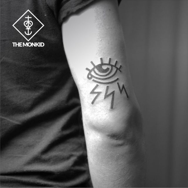 all seing eye ⁠
⁠
⁠
⁠
#themonkid #themonkidtattoo #tattooartist  #tattooist #tätowierer  #tatuador #tattoo #tattoos  #tätowierungen #tatuagem #tatuagens #tattooart  #bodyart #inked #tinta #boldlines #blackwork  #fineline #tinytattoo #minitattoos  #minimaltattoos  #flash #tattooflash #tattoodesign  #flashdesign #porto #cedofeita #portotattoo #tattooporto #tattoolove